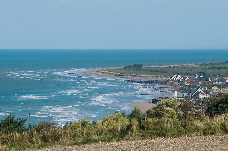 Bretagne 09-2012 D35_2978 als Smart-Objekt-1 Kopie.jpg - Durch den Tipp von einem deutschen Pärchen sind wir hier in Arromanches gelandet. Hoch oben auf der Steilküste befand sich der Stellplatz
